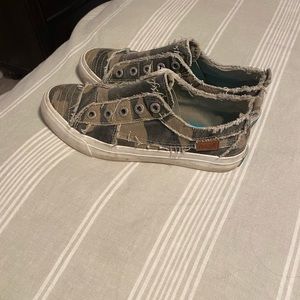 Women’s CAMO blowfish size 8